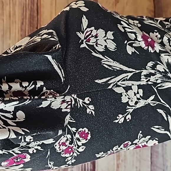 GUESS ERIE BLACK RUCHED V NECK CROP TOP - Picture 7 of 13